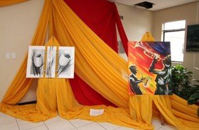 Exposição de telas em acrílicos nos corredores da Prefeitura