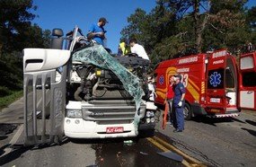 Colisão frontal envolve carreta de Campos Novos na BR-470