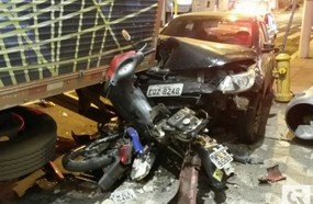 Motorista dorme ao volante, atinge caminhão e duas motos