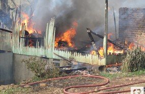 Casa é destruída por incêndio no interior de Herval d´Oeste