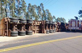 Motorista fica ferido após tombar carreta em Vargem Bonita