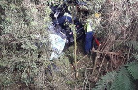Casal fica ferido após despencar com carro em barranco na SC-355