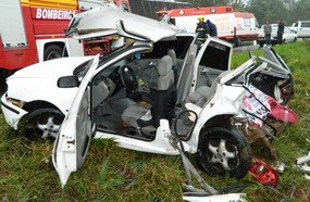 Colisão entre veículos mata duas crianças e uma mulher