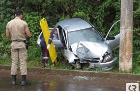 Colisão em poste deixa motorista ferido em Herval d´Oeste