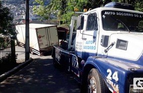 Mais um caminhão fica entalado na Rua Augusto Arbugeri