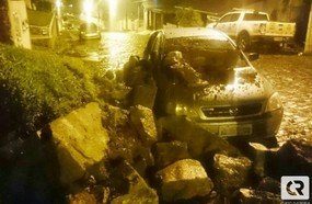 Muro desaba sobre veículo e deixa criança ferida em Joaçaba