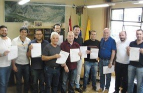 Prefeito assina ordens de serviço para recapear sete ruas