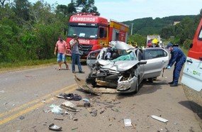Jovens ficam feridos após colisão contra caminhão na SC-120