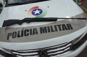 Polícia flagra jovem atirando em placa de sinalização