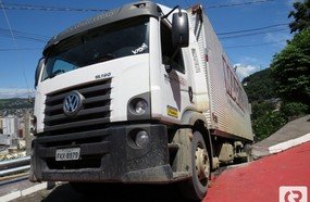 Caminhão enrosca ao entrar no Acesso Adolfo Ziguelli
