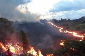 Bombeiros combatem incêndio em vegetação próximo a Usina de Itá