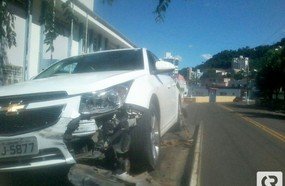Motorista é preso após bater carro e tentar fugir do local