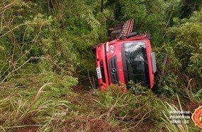 Motorista fica ferido ao despencar com caminhão em ribanceira