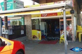 Ladrões usam carro para arrombar lanchonete em Capinzal