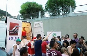 Scherer distribui brinquedos para crianças do bairro Santa Tereza