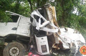 Carreta fica destruída ao despencar em ribanceira na BR-153