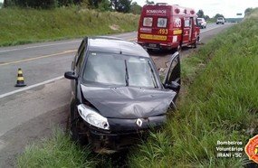 Mulher fica ferida após colidir carro em barranco na BR-282