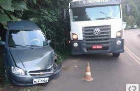 Caminhão atinge dois carros e deixa uma mulher ferida em Herval