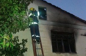 Incêndio atinge casa durante a madrugada em Erval Velho