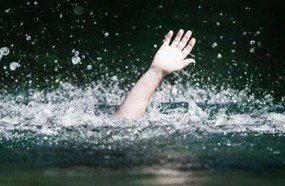 Bombeiro pula no rio para salvar mulher de afogamento