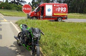 Colisão entre moto e carro deixa casal ferido no trevão de Irani