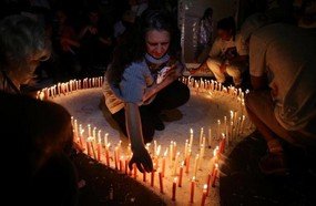 Um ano após incêndio, grupo faz vigília em frente a prédio da boate Kiss