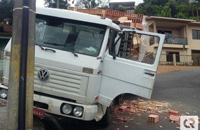 Caminhão sem freio por pouco não atinge poste em Herval
