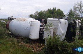 Motorista fica ferido após tombar caminhão em Zortéa
