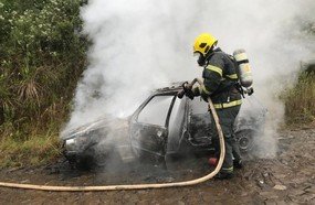 Carro fica completamente destruído por incêndio em Rio das Antas