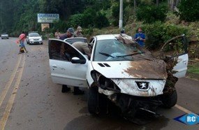Mulher fica ferida após capotar veículo na SC-150