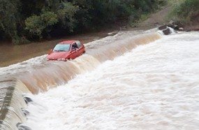 Ocupantes de veículo ficam ilhados ao tentar atravessar ponte