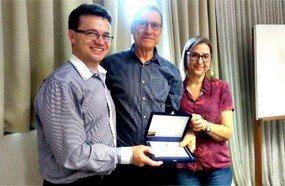 Professor é homenageado por dedicação ao Comitê de Ética