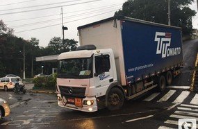 Caminhão enrosca próximo a antiga rodoviária de Joaçaba