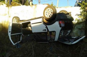 Veículo capota após cair em barranco em Videira