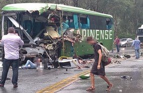 Colisão entre carreta e ônibus deixa mortos e feridos na BR-470