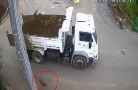 Pedra é arremessada de caminhão com tampa do basculante aberta