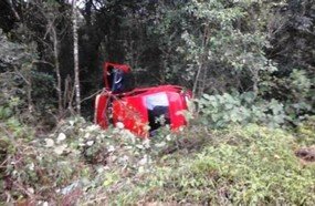 Capotamento deixa quatro feridos na BR-282