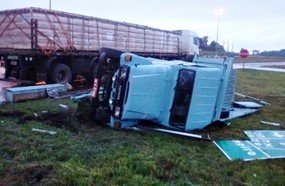 Motorista fica ferido após colisão no trevão de Irani