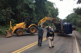 Caminhão munck tomba na BR-282, em Erval Velho
