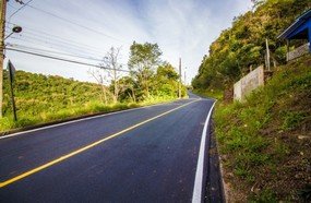 Estrada Velha de Capinzal recebe asfalto quente