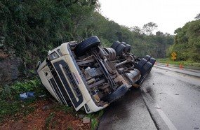 Carreta carregada com fertilizantes tomba na Curva do Passat