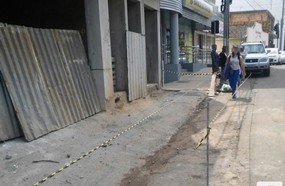 Obras em Herval invadem passeios e acostamentos