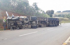 Motorista é socorrido após tombar carreta no trevo de Erval Velho
