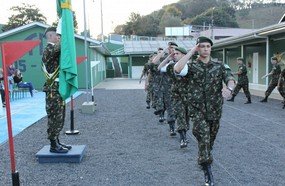 Tiro de Guerra comemora o Dia do Soldado com solenidade
