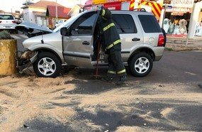 Colisão em poste deixa motorista ferido em Campos Novos