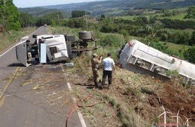 Caminhão tanque tomba em Água Doce e derrama combustível na pista