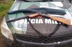 Homem é preso com espingarda após tentar fugir da PM Ambiental