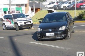Táxi colide em carro no Acesso Adolfo Ziguelli