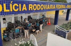 PRF apreende carreta com 3,5 toneladas de maconha em Erval Velho