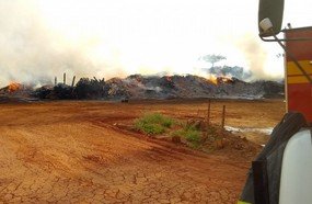 Incêndio de grandes proporções atinge pátio de empresa